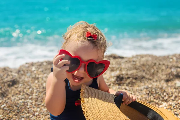 Ребенок Солнечных Очках Пляже Выборочный Фокус Ребёнок — стоковое фото