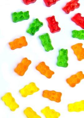 Jöle vitaminleri oyuncak ayılar beyaz arka planda izole edilir. Seçici odaklanma. Çocuk.