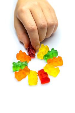 Jöle vitaminleri oyuncak ayılar beyaz arka planda izole edilir. Seçici odaklanma. Çocuk.
