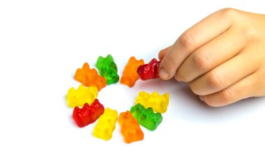 Jöle vitaminleri oyuncak ayılar beyaz arka planda izole edilir. Seçici odaklanma. Çocuk.