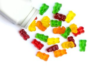 Jöle vitaminleri oyuncak ayılar beyaz arka planda izole edilir. Seçici odaklanma. Çocuk.