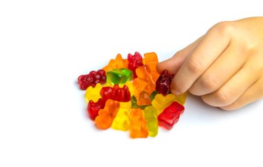 Jöle vitaminleri oyuncak ayılar beyaz arka planda izole edilir. Seçici odaklanma. Çocuk.