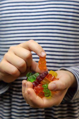 Jöle vitaminleri oyuncak ayılar beyaz arka planda izole edilir. Seçici odaklanma. Çocuk.