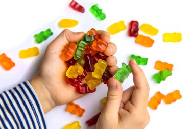 Jöle vitaminleri oyuncak ayılar beyaz arka planda izole edilir. Seçici odaklanma. Çocuk.