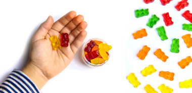 Jöle vitaminleri oyuncak ayılar beyaz arka planda izole edilir. Seçici odaklanma. Çocuk.