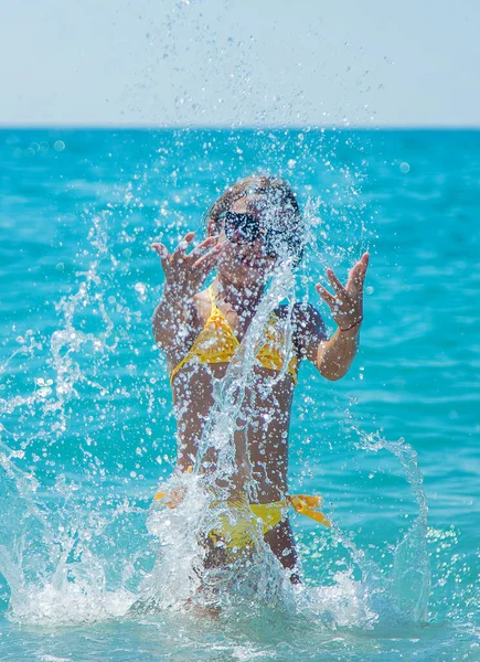 Child Splashes Water Sea Selective Focus People — стоковое фото