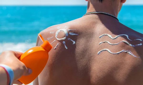 Sunscreen Man Back Selective Focus People — стоковое фото