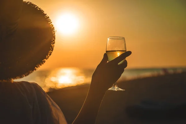 ビーチで日没時のワイングラス 選択的フォーカス — ストック写真