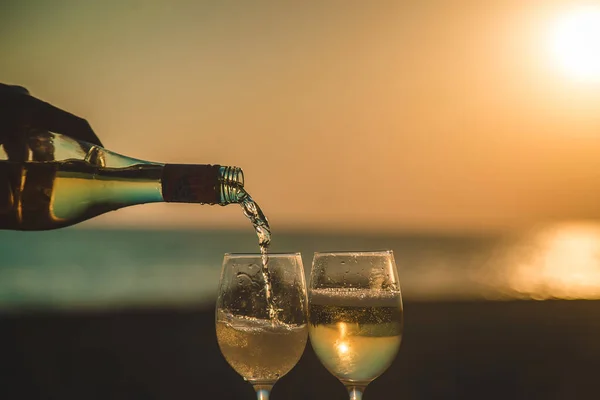 ビーチで日没時のワイングラス 選択的フォーカス — ストック写真