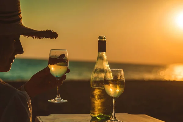 Wine Glasses Sunset Beach Selective Focus Nature — ストック写真