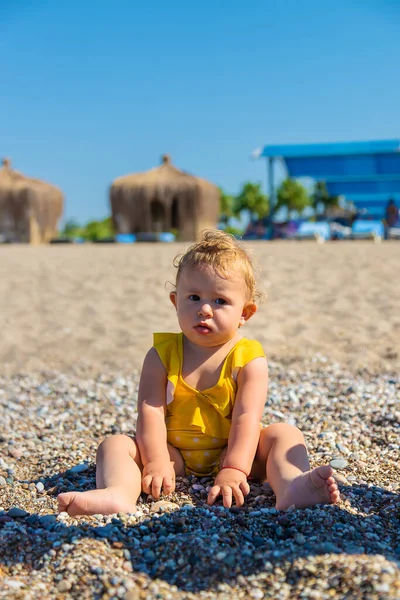 Bebé Está Sentado Playa Junto Mar Enfoque Selectivo Mar — Foto de Stock