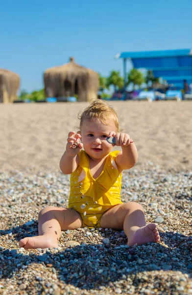 Baby Sitting Beach Sea Selective Focus Sea — стоковое фото