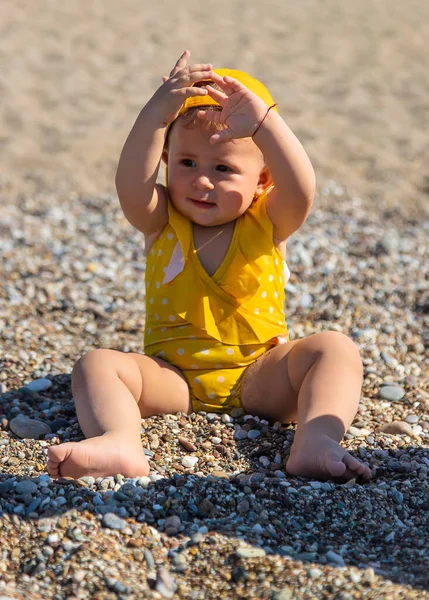 Bebé Está Sentado Playa Junto Mar Enfoque Selectivo Mar —  Fotos de Stock