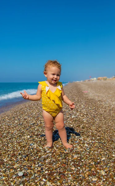 Baby Sitting Beach Sea Selective Focus Kid — стоковое фото