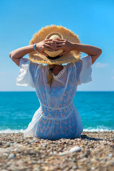 Woman Hat Beach Selective Focus Sea — Fotografia de Stock