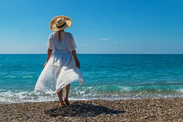 Woman Hat Beach Selective Focus Sea — Fotografia de Stock