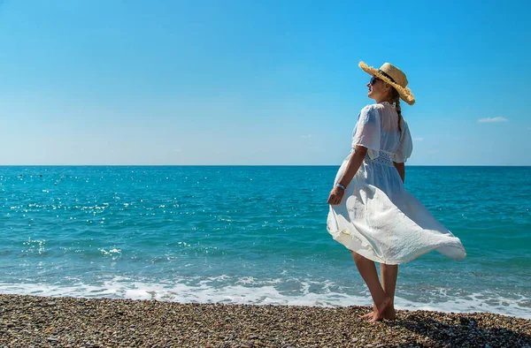 Woman Hat Beach Selective Focus Sea — Fotografia de Stock