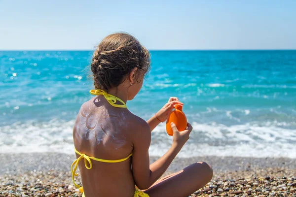 Child Puts Sunscreen Her Back Selective Focus Kid — Fotografia de Stock