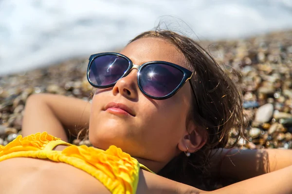Child Beach Lies Pebble Sunglasses Selective Focus Kid — Fotografia de Stock