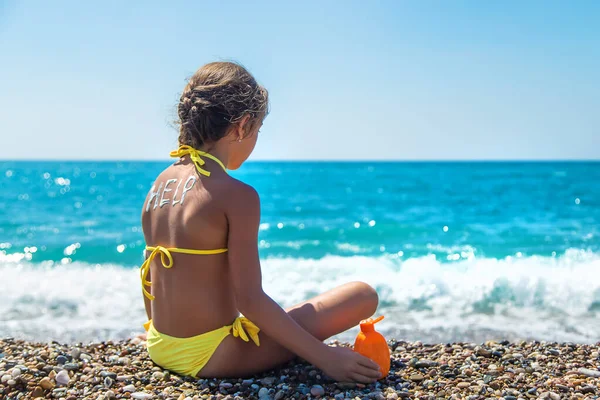 Child Puts Sunscreen Her Back Selective Focus Kid — Fotografia de Stock