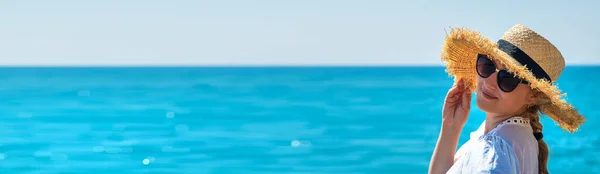 Жінка Капелюхом Пляжі Вибірковий Фокус Море — стокове фото