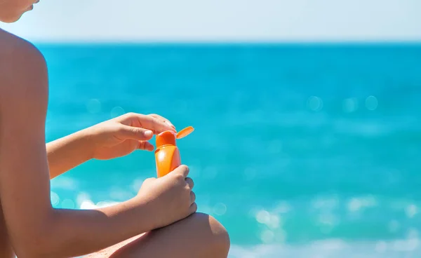 Сонцезахисний Крем Руках Пляжі Вибірковий Фокус Море — стокове фото