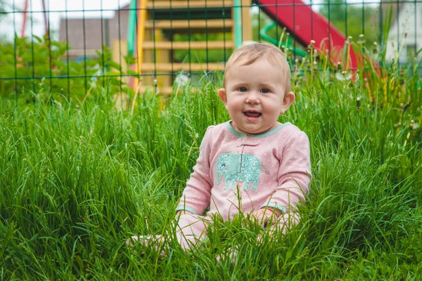 Dziecko Leży Trawie Wybiórcze Skupienie Przyroda — Zdjęcie stockowe