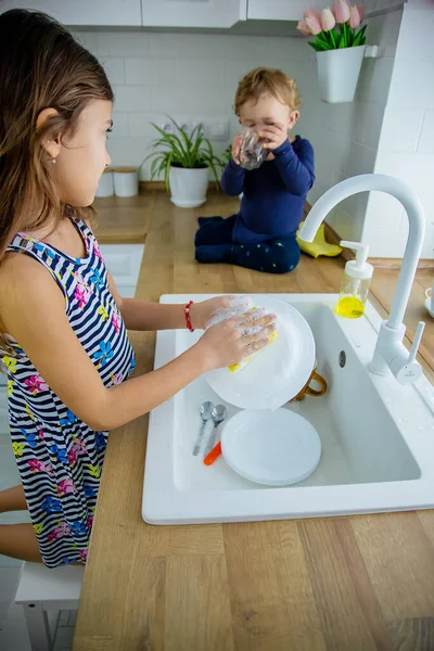 Діти Миють Посуд Кухні Вибірковий Фокус Хлопчик — стокове фото