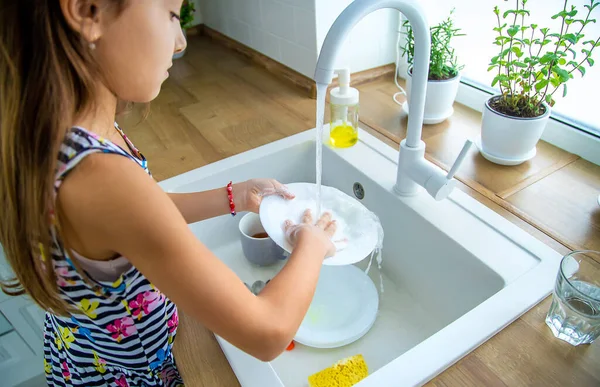 Діти Миють Посуд Кухні Вибірковий Фокус Хлопчик — стокове фото