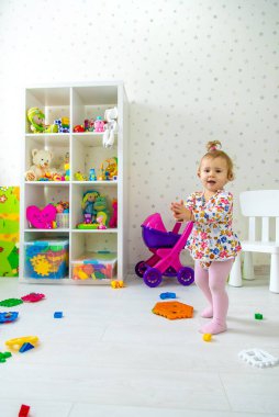 Çocuk odada oyuncaklarla oynuyor. Seçici odaklanma. Bebeğim..