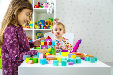 Çocuk odada oyuncaklarla oynuyor. Seçici odaklanma. Bebeğim..
