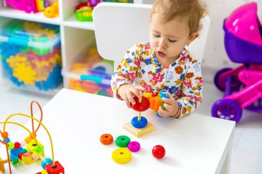 Çocuk odada oyuncaklarla oynuyor. Seçici odaklanma. Bebeğim..