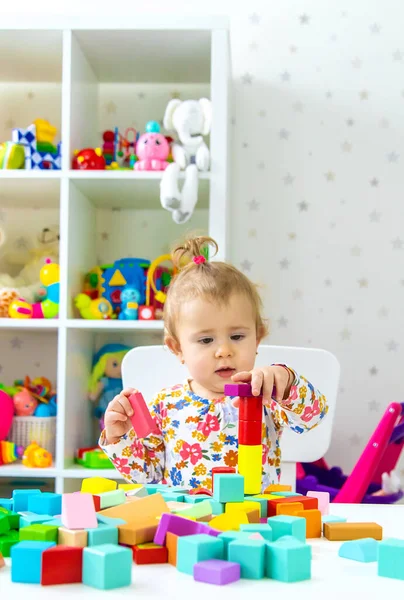 Criança Brinca Com Brinquedos Sala Foco Seletivo Querida — Fotografia de Stock