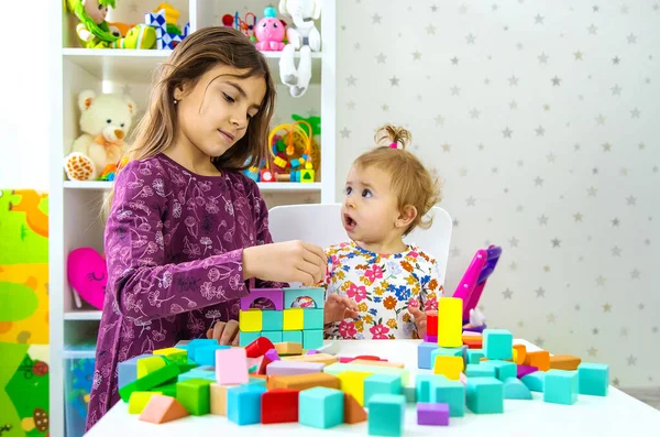 Das Kind Spielt Mit Spielzeug Zimmer Selektiver Fokus Baby — Stockfoto