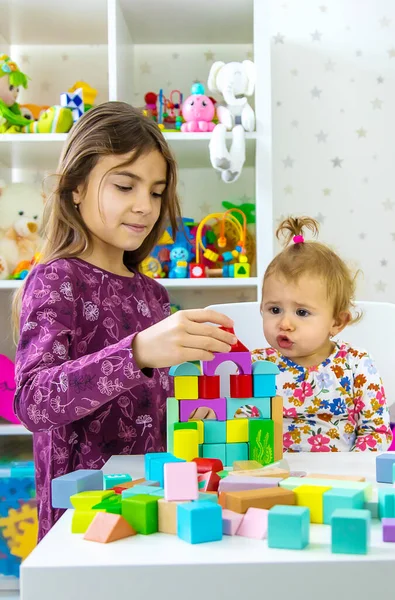 Das Kind Spielt Mit Spielzeug Zimmer Selektiver Fokus Baby — Stockfoto