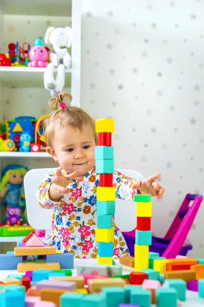 Das Kind Spielt Mit Spielzeug Zimmer Selektiver Fokus Baby — Stockfoto