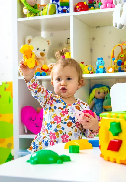 Criança Brinca Com Brinquedos Sala Foco Seletivo Querida — Fotografia de Stock