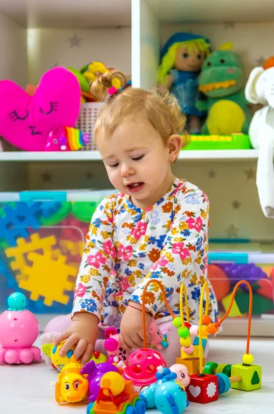 Criança Brinca Com Brinquedos Sala Foco Seletivo Querida — Fotografia de Stock