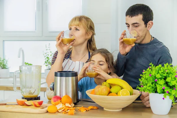 Die Familie Macht Smoothies Der Küche Selektiver Fokus Lebensmittel — Stockfoto