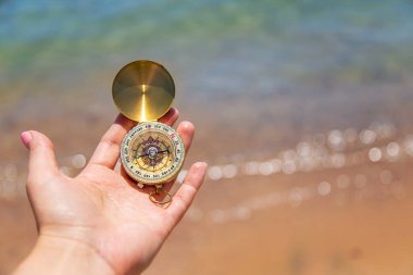 Denizin arka planında pusula var. Seçici odak.