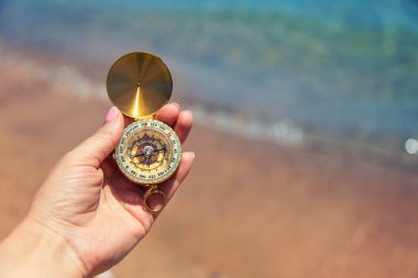 Denizin arka planında pusula var. Seçici odak.