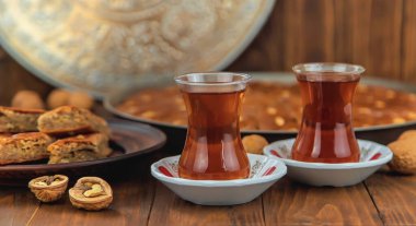 Masada Baklava, Türk bardaklarında çay. Seçici odak.