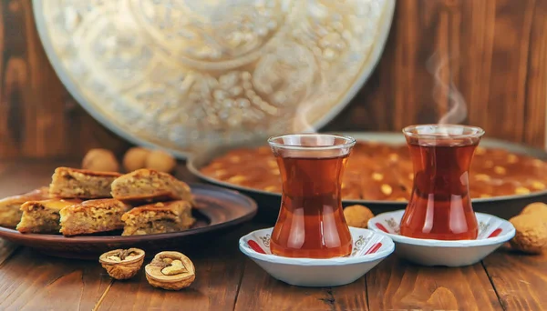 Baklava på bordet och te i turkiska glasögon. Selektiv inriktning. — Stockfoto