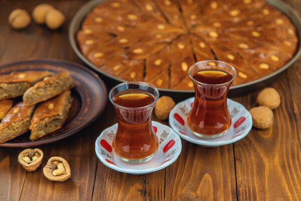 Баклава на столе и чай в турецких стаканах. Селективный фокус.