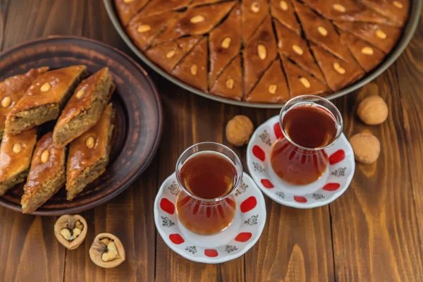 Baklava di atas meja dan teh dalam gelas Turki. Fokus selektif. — Stok Foto