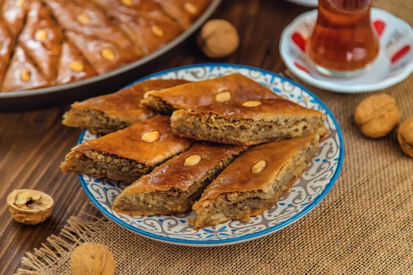 Baklava en la mesa y té en vasos turcos. Enfoque selectivo. —  Fotos de Stock