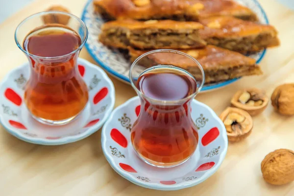 Baklava på bordet och te i turkiska glasögon. Selektiv inriktning. — Stockfoto