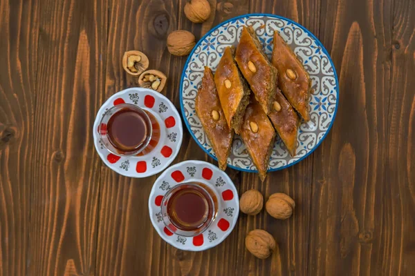 Baklava on the table and tea in Turkish glasses. Selective focus. — Stock Photo, Image