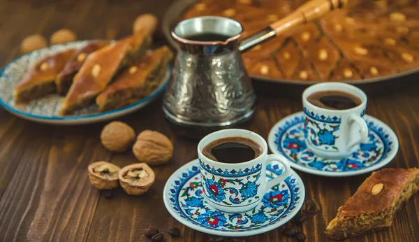 Baklava på bordet och turkiskt kaffe. Selektiv inriktning. — Stockfoto