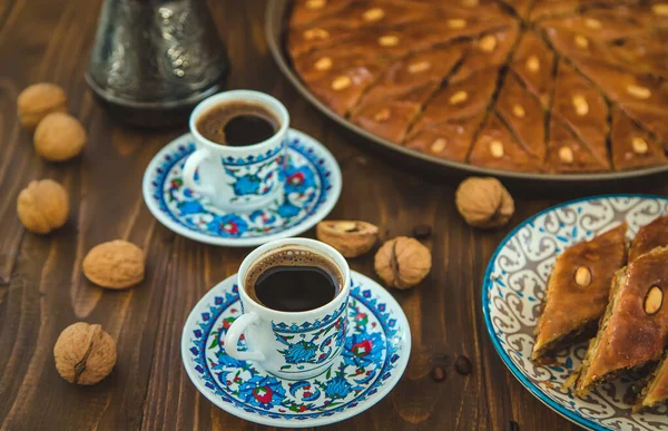 Baklava på bordet och turkiskt kaffe. Selektiv inriktning. — Stockfoto